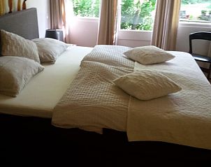 Ruime slaapkamer in Vakantiehuis in Drachten met uitzicht op de Friese natuur.