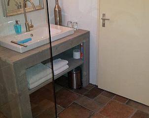 Elegante wastafel in Vakantiehuis in Drachten, met handdoeken en accessoires, Friesland.