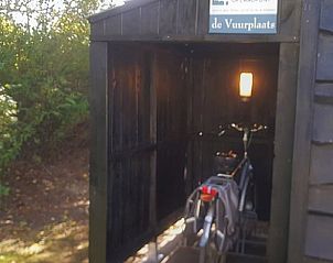 Fietsenstalling bij Vakantiehuis in Drachten, ideaal voor verkenning van Friesland.