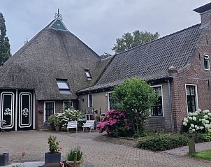 Charmante boerderij-gevel van Vakantiehuis in Nijemirdum, Friese bossen, Friesland.