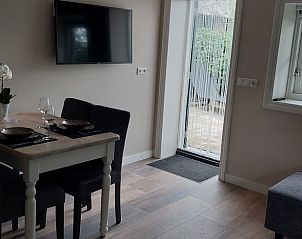 Eetgedeelte van Vakantiehuis in Nijemirdum, met uitzicht op de groene omgeving van Friesland.