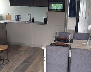 Stijlvolle eetkamer en keuken in Vakantiehuis in Nijemirdum, Friese bossen, Friesland.
