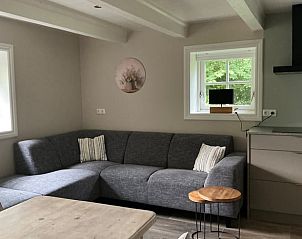 Comfortabele woonkamer in Vakantiehuis in Nijemirdum, met zicht op de Friese natuur.