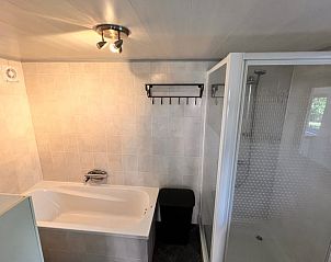 Moderne badkamer met bad in Vakantiehuis in Nijemirdum, Friese bossen