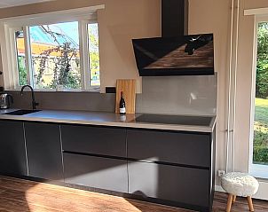 Strakke keuken in Vakantiehuis in Nijemirdum, Friese bossen