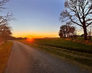 Lange weg met zonsondergang nabij Vakantiehuis in Nijemirdum, Friese bossen