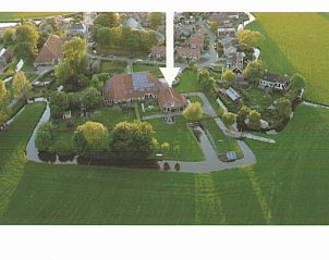 Omringd door groen, Huisje in Bolsward biedt rust in de Friese elfsteden, ideaal voor natuurliefhebbers.