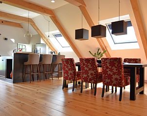 Eetruimte met veel lichtinval in Huisje in Bolsward, vakantiehuis in Friesland, voor gezellige maaltijden.