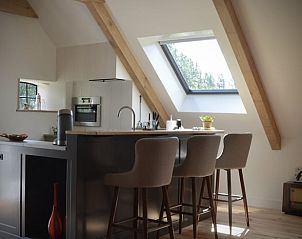 Ontspannen ontbijten aan de bar in Huisje in Bolsward, vakantiehuis in Friesland, met uitzicht op de natuur.