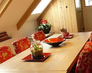 Gezellige eethoek in Huisje in Bolsward, vakantiehuis in de Friese elfsteden, perfect voor diners met vrienden.