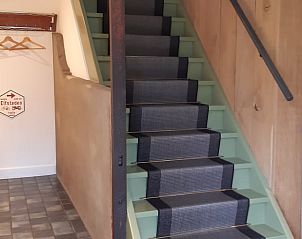 Stijlvolle entree met trap in Huisje in Bolsward, vakantiehuis in de Friese elfsteden, verwelkomt gasten.