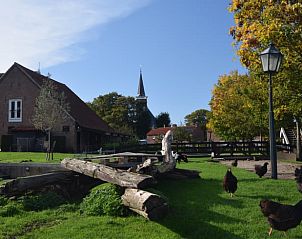 Landelijk erf bij Huisje in Bolsward, vakantiehuis in de Friese elfsteden, met kerk op de achtergrond.