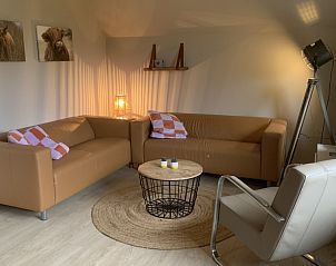 Gezellige woonkamer van Chalet2rent Lauwersmeer in Anjum met comfortabele banken, ideaal voor een ontspannen vakantiehuis.