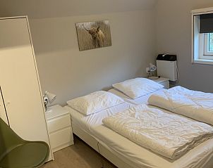 Slaapkamer in Chalet2rent Lauwersmeer, Anjum, met ruime bedden en rustgevende inrichting voor een goede nachtrust.