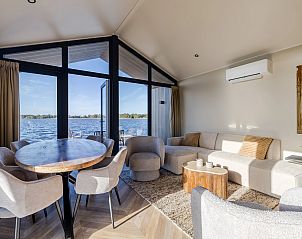 Moderne keuken in de 4-6 persoons wellness lodge op het Friese platteland, Oudehaske.