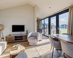 Volledig uitgeruste keuken met uitzicht in de 4-6 persoons wellness lodge in Friesland.