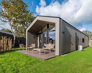 Geniet van de luxe 4-persoons wellness lodge 4B3 in Oudehaske, Friesland. Moderne glamping lodge met terras aan het Friese platteland.