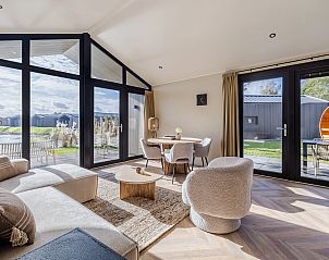 Geniet van de moderne veranda van de 4-persoons wellness lodge 4B3 in Oudehaske, Friesland, met uitzicht op het Friese platteland.