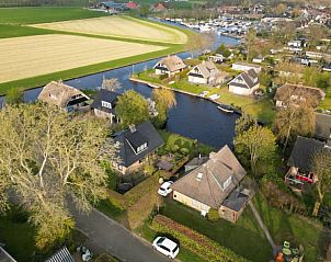 Luchtfoto van Vakantiehuis in Idskenhuizen, gelegen aan het water op het Friese platteland in Friesland, omgeven door natuur en rust.