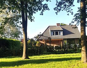 Vakantiehuis in Idskenhuizen op het Friese platteland, omgeven door groene natuur en rustieke charme, Friesland.