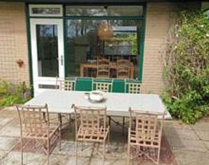 Vakantiehuis in Idskenhuizen met ruim terras en uitzicht op het Friese platteland, ideaal voor ontspannen buitenmaaltijden.
