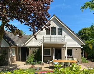 Gezellige veranda van Vakantiehuisje in Idskenhuizen, omringd door natuur op het Friese platteland in Friesland.