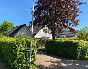 Vakantiehuisje in Idskenhuizen, verscholen tussen groen, biedt privacy en rust op het Friese platteland in Friesland.