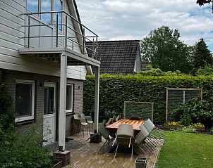 Buitenterras van Vakantiehuisje in Idskenhuizen, ideaal voor ontspanning op het Friese platteland in Friesland.