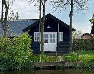 Rustiek Vakantiehuisje in Poppenwier aan het water in het Friese platteland, Friesland.