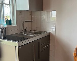 Moderne keuken in Vakantiehuisje in Poppenwier, ideaal voor koken op het Friese platteland, Friesland.