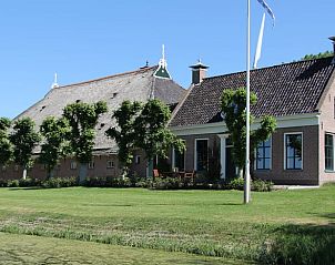 Historisches Bauernhaus im Ferienhaus in Ferwert, umgeben von ppiger Natur in Friesland.