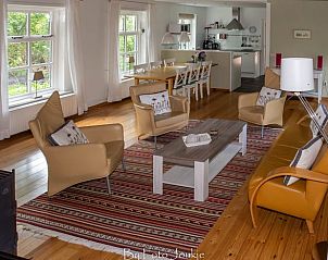 Gemtliches Wohnzimmer im Ferienhaus in Ferwert, Friesland, mit viel Tageslicht und bequemen Mbeln.