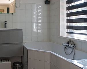 Stilvolles Badezimmer mit Badewanne im Ferienhaus in Ferwert, ideal fr Entspannung in Friesland.