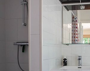 Moderne Dusche im Ferienhaus in Ferwert, gelegen in der ruhigen friesischen Landschaft, Friesland.