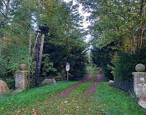 Toegangsweg naar Vakantiehuis in Oldeholtpade, verscholen in het Friese platteland.