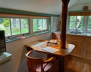 Knusse keuken in Vakantiehuis in Oldeholtpade met uitzicht op de tuin.