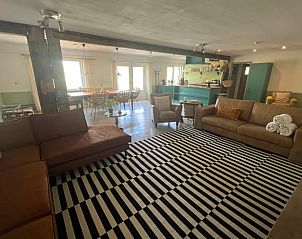 Gezellige woonkamer in Vakantiehuisje in Oldeholtpade, ideaal voor familieverblijven op het Friese platteland in Friesland.