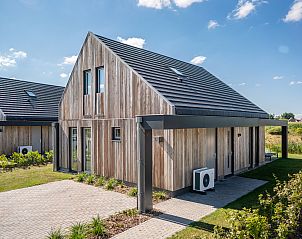 Stijlvolle zithoek met wijn in 6-persoons woning 6L in Witmarsum, ideaal voor ontspanning in Friesland.