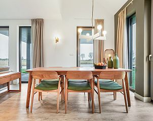 Sfeervolle eetkamer in 6-persoons woning 6L in Witmarsum, Friesland, gedekte tafel voor gezellige maaltijden.