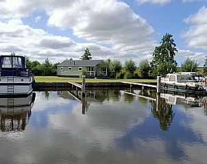 Gezellige woonkamer in vakantiehuis FR094 op Het Friese platteland