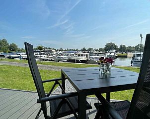 Luchtfoto van jachthaven en omgeving van vakantiehuis FR094 in Friesland