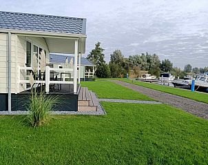 Vakantiehuis FR094 op Het Friese platteland met groene omgeving