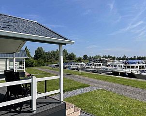 Groene omgeving van vakantiehuis FR094 met jachthaven in Friesland