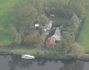 Huisje in De Westereen op het Friese platteland, omringd door groene natuur en een rustig kanaal in Friesland.