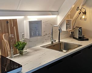 Moderne keuken in Huisje in Kootstertille, vakantiehuis in Friesland, met marmeren werkblad en stijlvolle verlichting.