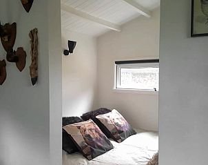 Slaapkamer in Vakantiehuis in Kootstertille, Friesland, met comfortabele bedden en rustieke inrichting.
