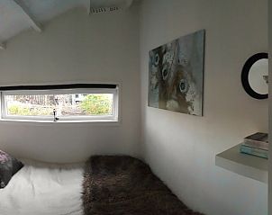 Gezellige slaapkamer met uitzicht in Vakantiehuis in Kootstertille, Friesland.