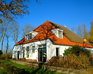 Vakantiehuis in Warten op het Friese platteland, authentiek verblijf met rieten dak en ruime tuin, ideaal voor natuurliefhebbers in Friesland.