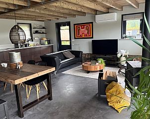 Moderne woonkamer in Vakantiehuis in Surhuisterveen met leren bank, Friesland.