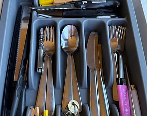 Goed uitgeruste besteklade in de keuken van Huisje in Surhuisterveen, Friesland.